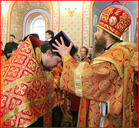 Архиепископ Ростислав наградил штатных клириков Богоявленского кафедрального собора