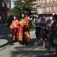 У Камня скорби в Томске совершен молебен Царственным страстотерпцам