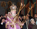В день празднования иконе Божией Матери "Благодатное Небо" Его Святейшество совершил вечерню и литургию Преждеосвященных Даров в Архангельском соборе Кремля