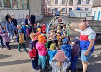 В дни Светлой недели сотрудники епархиального отдела поделились с воспитанниками дошкольных учреждений пасхальной радостью
